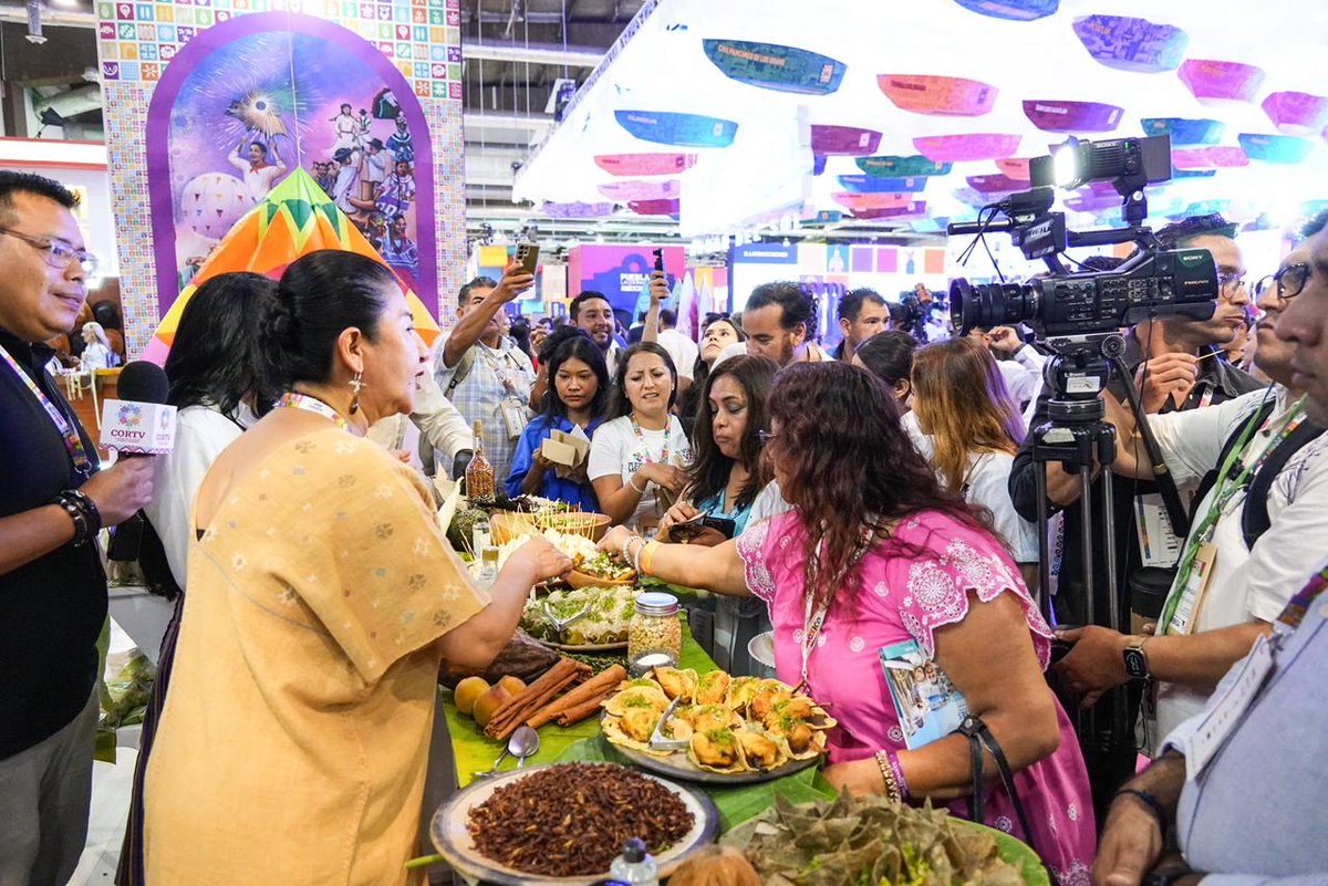 SecturOaxaca's tweet photo. ¡La grandeza de Oaxaca en cada bocado! ✨

En #TianguisTurístico2026, compartimos con orgullo el sabor de nuestra tierra, un legado que hace de Oaxaca un referente mundial. 🌍
La gastronomía oaxaqueña no solo es cultura y naturaleza, ¡es Patrimonio Cultural de la Humanidad! https://t.co/ZVWefySXXA