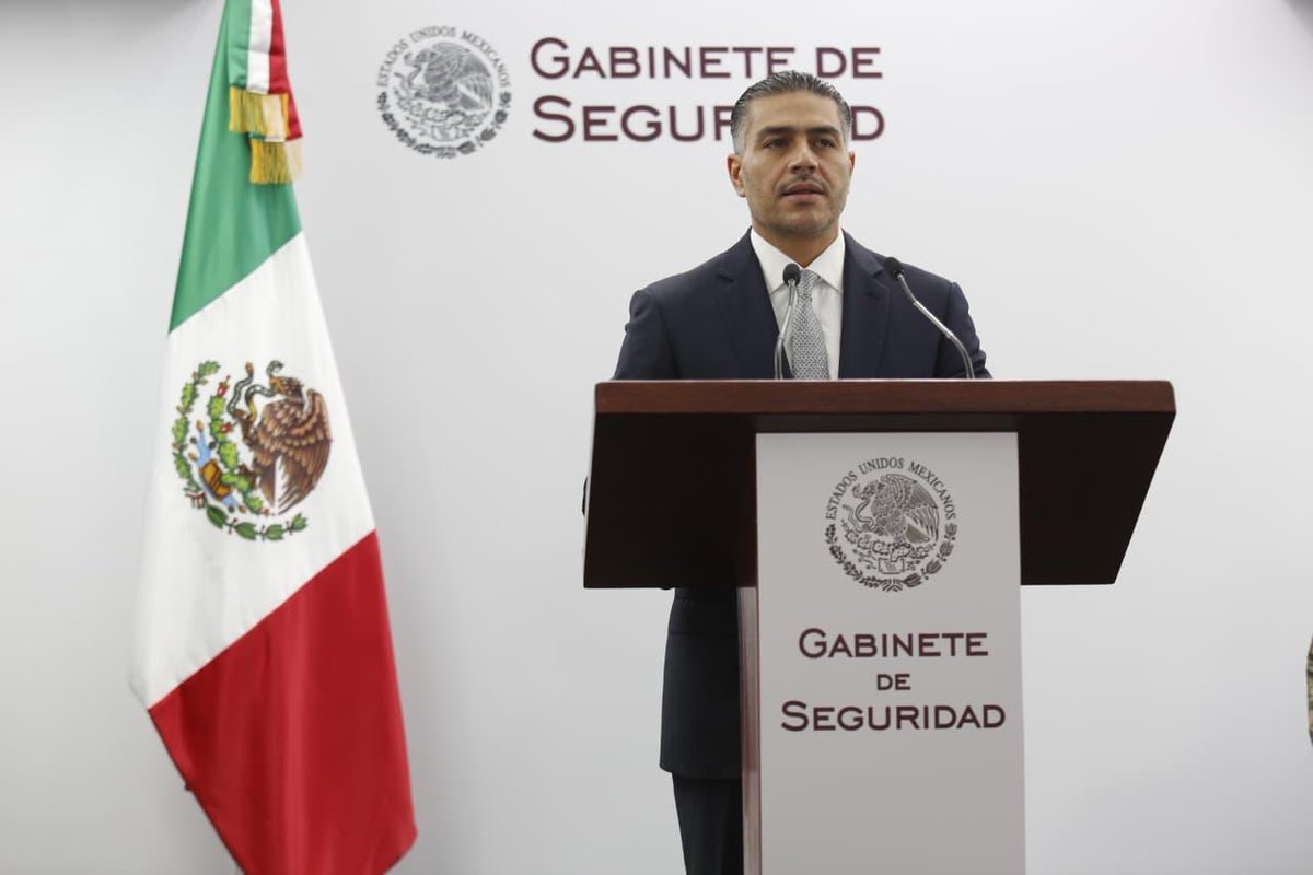 GabSeguridadMX's tweet photo. Hoy, en Conferencia de Prensa, el Gabinete de Seguridad informó que, como parte de la Estrategia Nacional de Seguridad instruida por la Presidenta @ClaudiaShein, se llevaron a cabo dos acciones de alto impacto que reflejan la coordinación institucional y debilitan de manera directa las capacidades operativas, logísticas y financieras de una organización criminal con presencia nacional e internacional, destacando la detención en Nayarit de un objetivo prioritario y, en Jalisco, de su principal operador financiero, así como el despliegue inmediato de fuerzas para contener posibles reacciones y garantizar la seguridad de la ciudadanía.