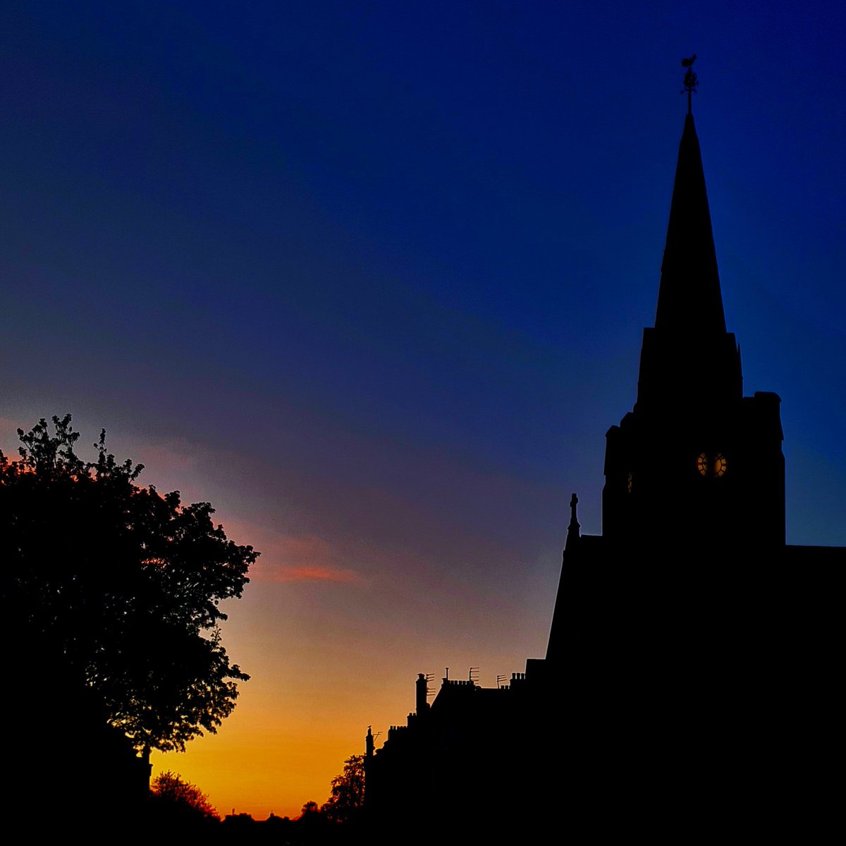 is_glasgow's tweet image. Sunset this evening behind Broomhill Hyndland Parish Church in the west of Glasgow.

#glasgow #sunset #architecture #glasgowtoday #church