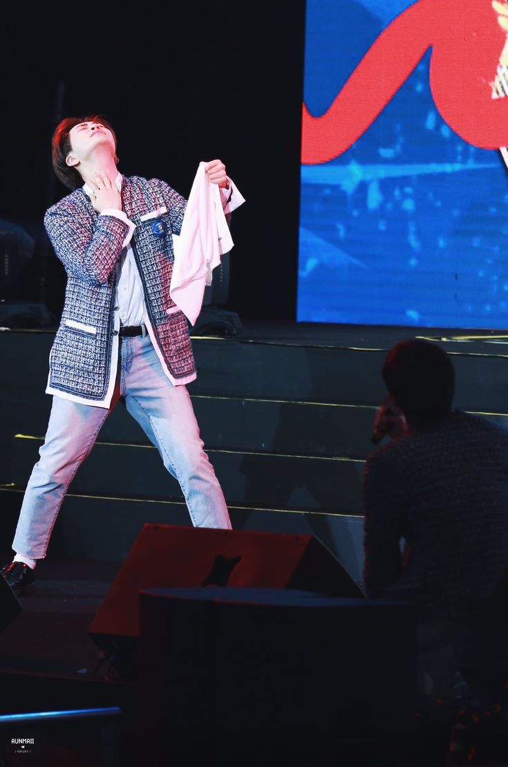 hourly youngjae tweet media