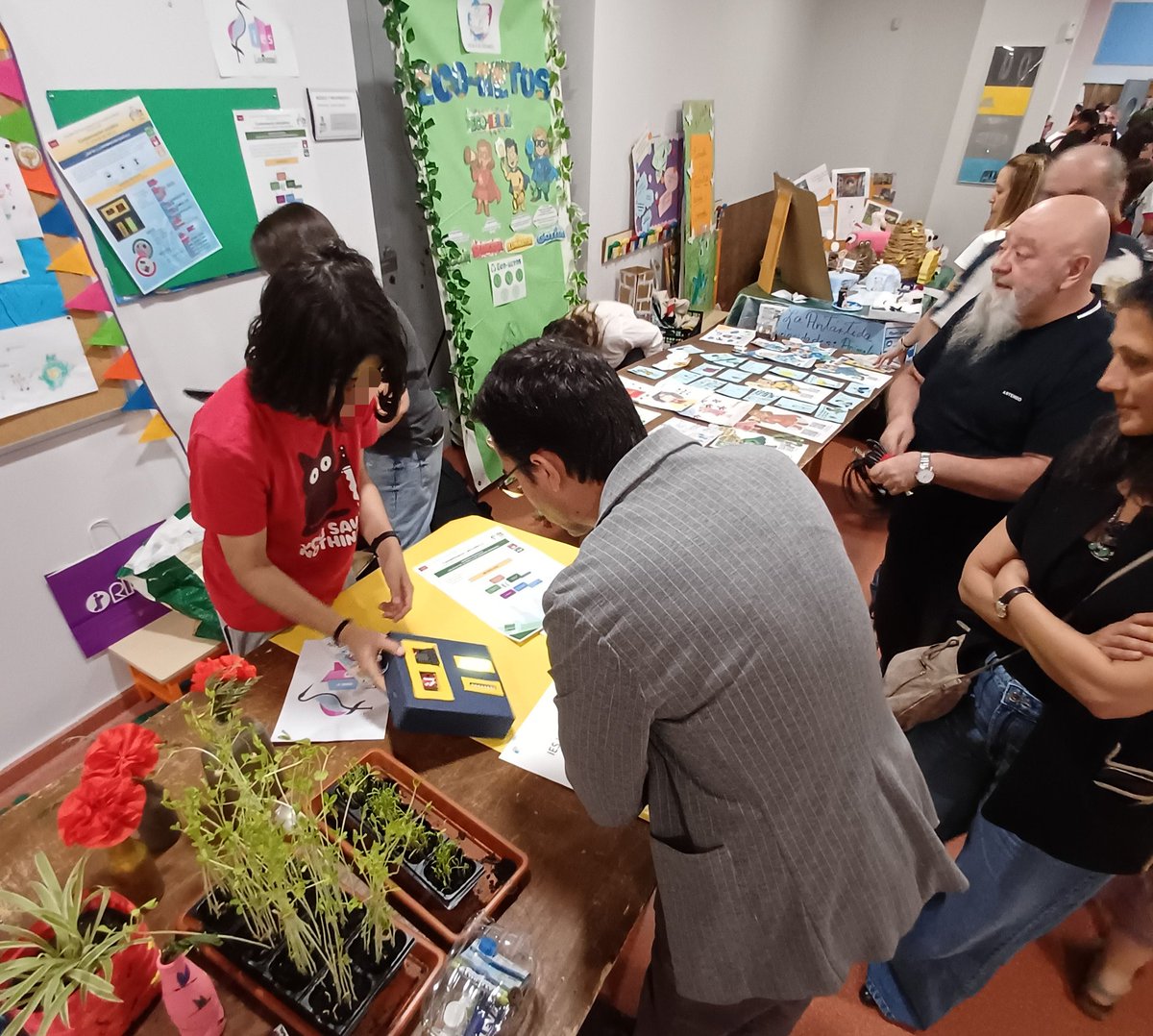 concejal_ma's tweet photo. 💚 Entrega de #BanderasVerdes, un reconocimiento al compromiso de nuestros centros educativos con un futuro más sostenible.
En #LasRozas ya son 27 #Ecoescuelas adheridas al Pacto Verde Local 🌍
Renuevan: Los Peñascales, San Miguel, Siglo XXI, El Cantizal y E. I. La Marazuela https://t.co/W2ulCovWgd