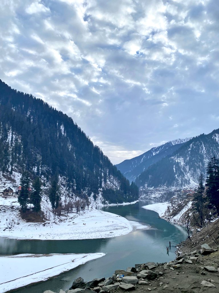 ASkymarshal's tweet photo. Lost in the white silence of Kashmir.
No filters, just Kashmir doing what it does best, Heaven on earth ❄️🏞️
#KashmirDiaries #ParadiseOnEarth https://t.co/ufEXYqFjYy