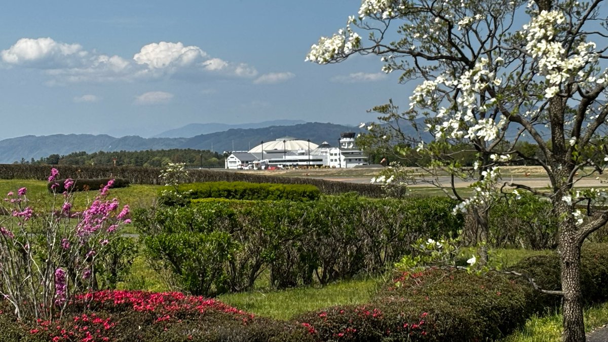 kanayu51's tweet image. おはようございます☀

4月29日・水曜日✨昭和の日㊗️
今日からGWｽﾀｰﾄの方もいるのかな？
大型連休中は道路も駐車場も混雑しそう…
余裕を持って出かけましょ🎵
みなさま 今日も良い一日を🤗

＊＊花咲く春の松本空港✈️☘️🌷🌸＊＊

#フジドリームエアラインズ
#FDA