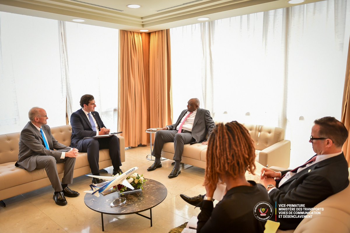 TransportsRDC's tweet photo. Ce mardi 28 avril 2026, le Vice-Premier Ministre, ministre des Transports, Voies de communication et Désenclavement, Jean-Pierre Bemba, a reçu en audience une délégation des membres du Bureau des Affaires africaines du Département d’État américain, conduite par le chargé d’affaires de l’ambassade des États-Unis en RDC, Ian J. McCary et le Senior Advisor, Christopher A. Kulukundis.

Les échanges ont porté sur les perspectives d’investissement en RDC dans le secteur des transports.
Un accent particulier a été mis sur le développement du corridor de Lobito, projet structurant qui contribuera à fluidifier les échanges commerciaux entre les deux pays.