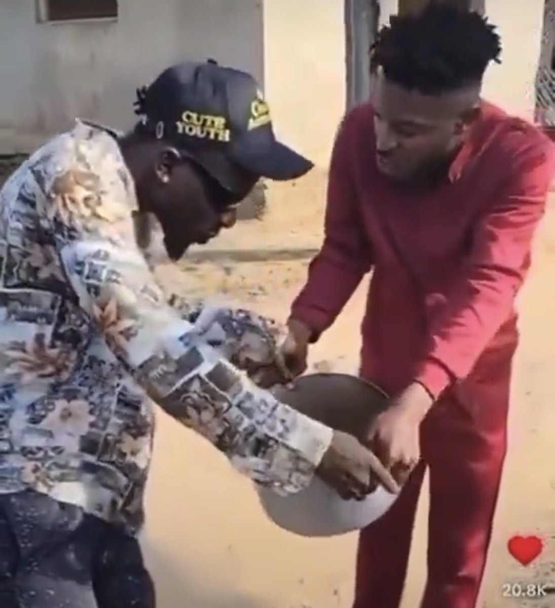 Miss.ayo.artss tweet media