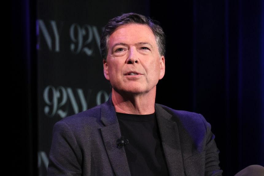 NewsLiberdade's tweet photo. URGENTE - Foi expedido um MANDADO DE PRISÃO contra o ex-diretor do FBI James Comey

Comey foi indiciado por dois crimes:

Ameaça ao Presidente
Ameaça por meio de comunicações interestaduais https://t.co/MHc4ePJmrj