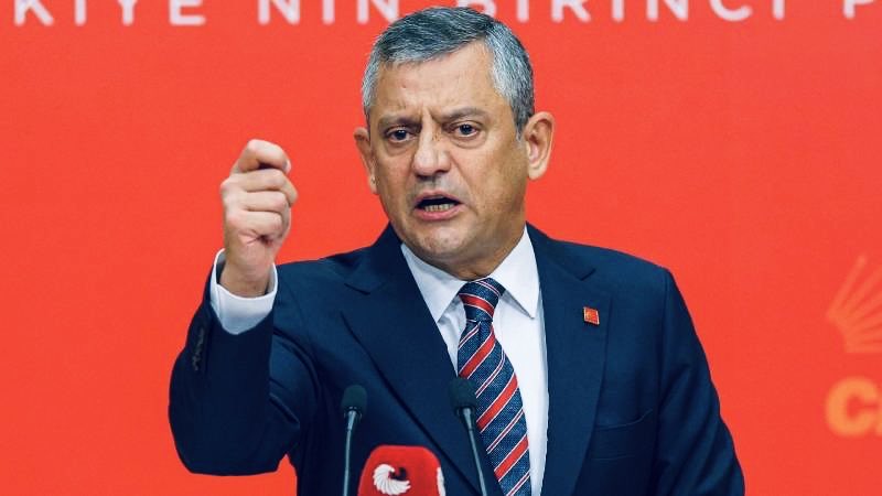 TVAdalet's tweet photo. 📍 CHP Genel Başkanı Özgür Özel:

"Öyle bir noktaya geldik ki açlık sınırı 33 bin, yoksulluk sınırı 107 bin, emekliye 20 bin, asgari ücretliye 28 bin lira. Ortalama çiftçi geliri 19 bin lira. Yani bu iktidar durdukça kötüye gitmeye devam edeceğiz" https://t.co/2oVaFKU0bR