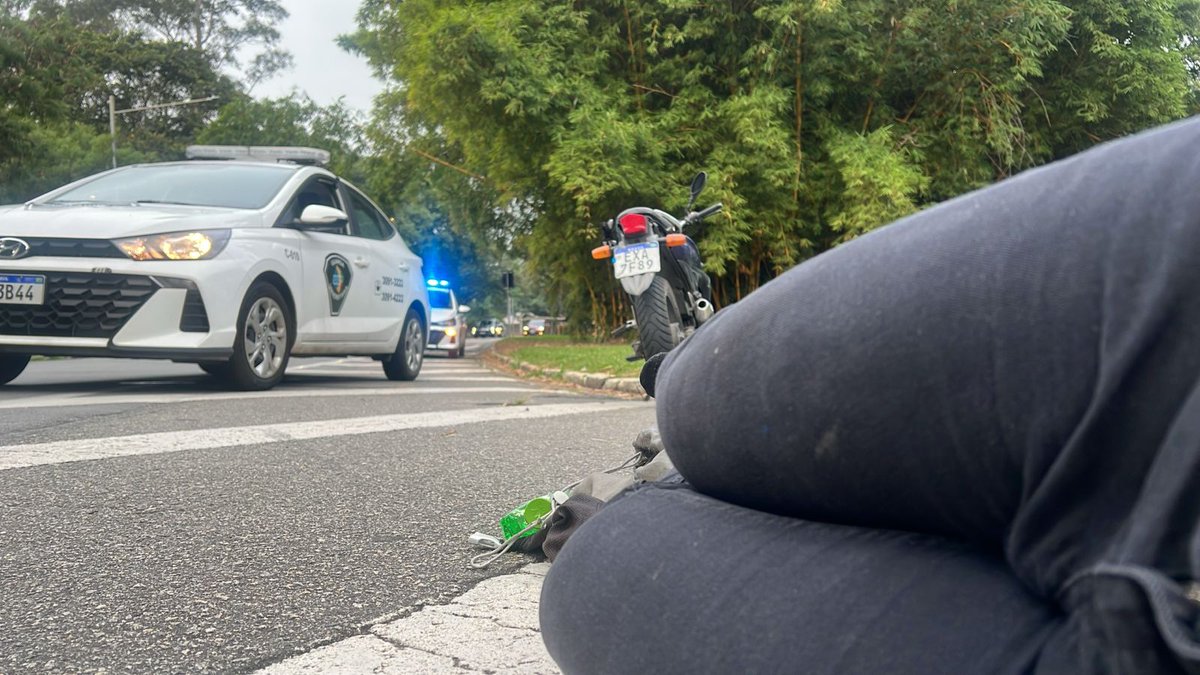 Nosso amigo Akrata Kalon foi atropelado hoje na USP por motociclista (q parou para socorros). Suspeita de fratura no pé.

A caminho da UPA Rio Pequeno. Acompanhado por outro ciclista.
Quem puder busca-lo na unidade, Dá um salve.

(Foto dele enviada para grupo Massa Critica SP).