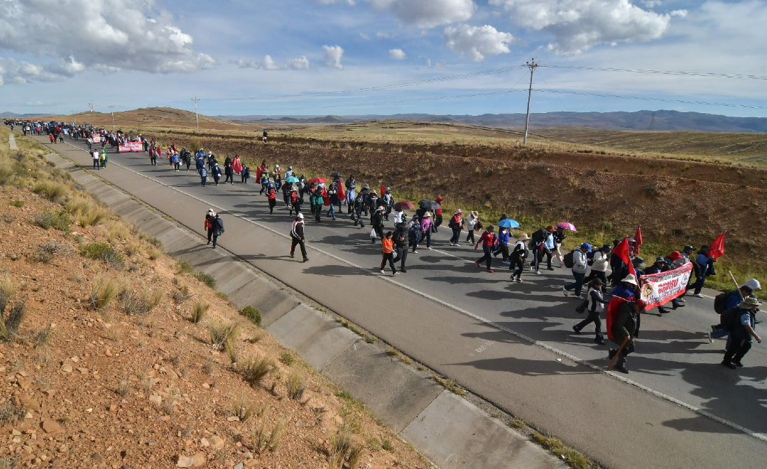 LaRazon_Bolivia's tweet photo. #Nacional | La marcha del Magisterio avanza por Copata, pernoctarán en Vilaque y pretenden llegar a El Alto el viernes. Tienen un pliego petitorio que incluye el incremento salarial del 20%.
#larazóndigital #maestros #copata #lapaz #magisterio #elalto https://t.co/91R6noqJMx