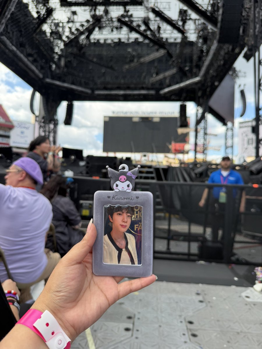 d⁷ ᴾʳᵒᵒᶠ || seeing bts in tampa 😭😭 tweet media