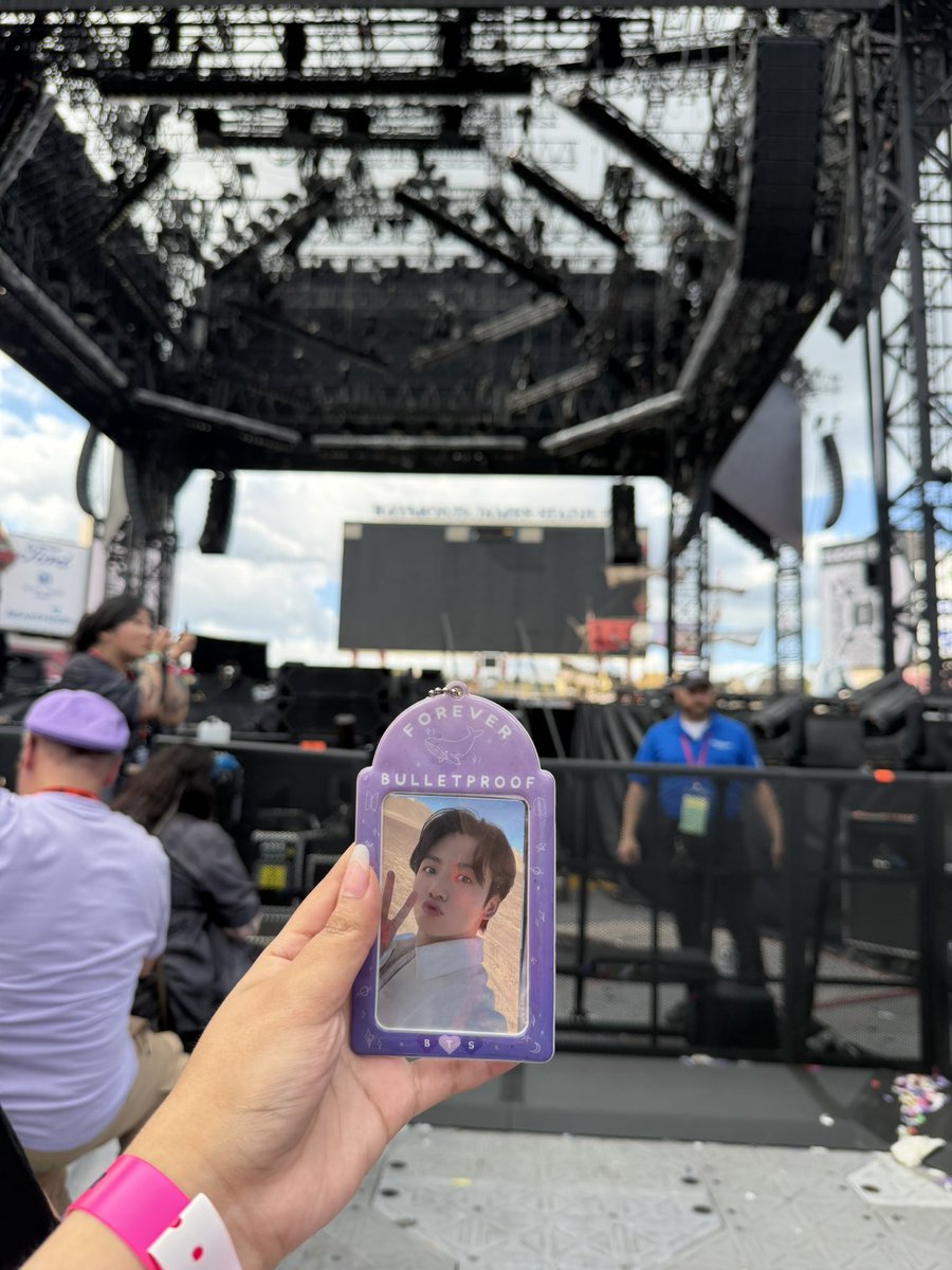 d⁷ ᴾʳᵒᵒᶠ || seeing bts in tampa 😭😭 tweet media