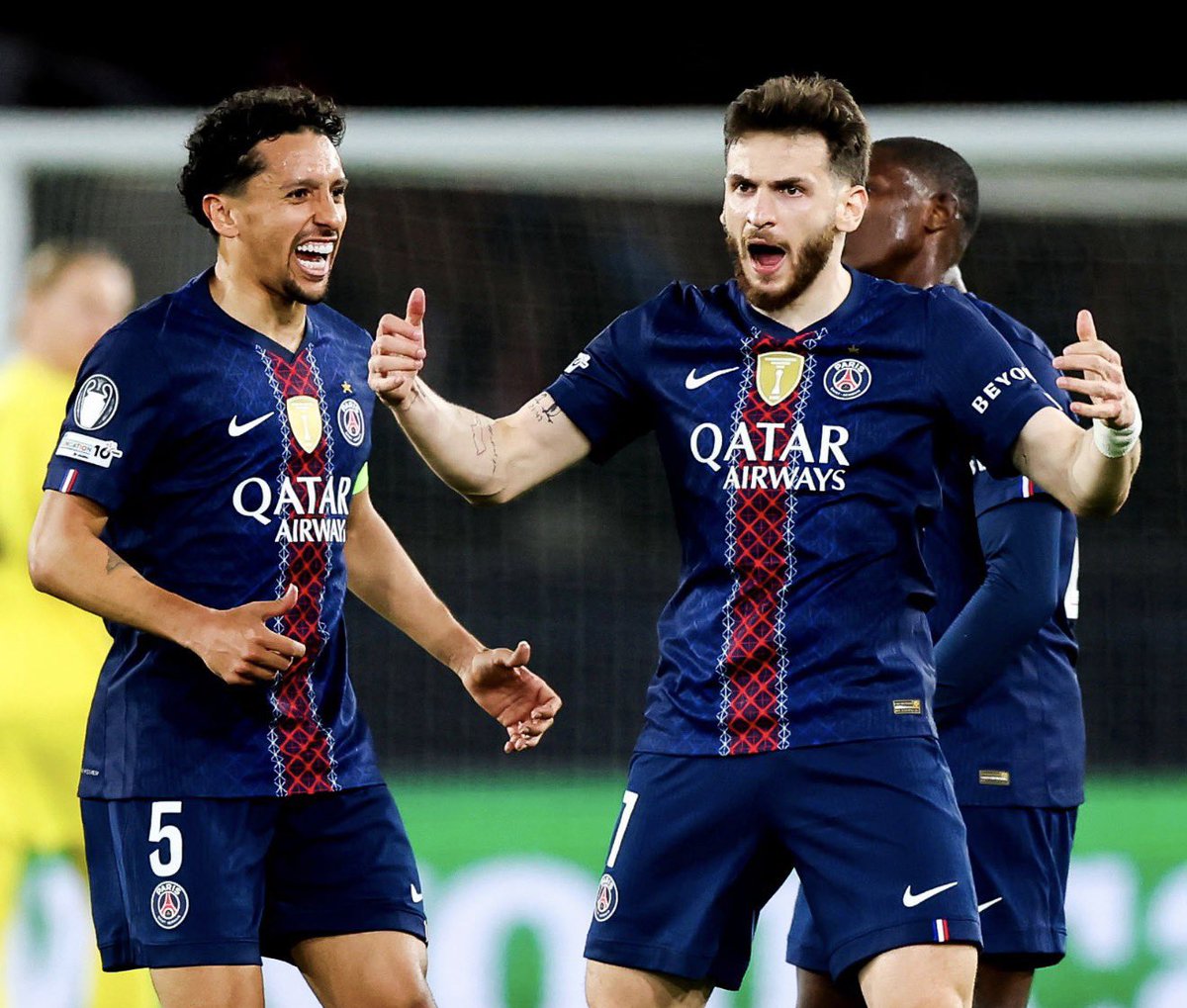 maysonlopez3's tweet photo. Sale lesionado esperemos no se pierda el partido de vuelta #ucl #champions #ParisSG #Bayern https://t.co/DFdw5M7cId
