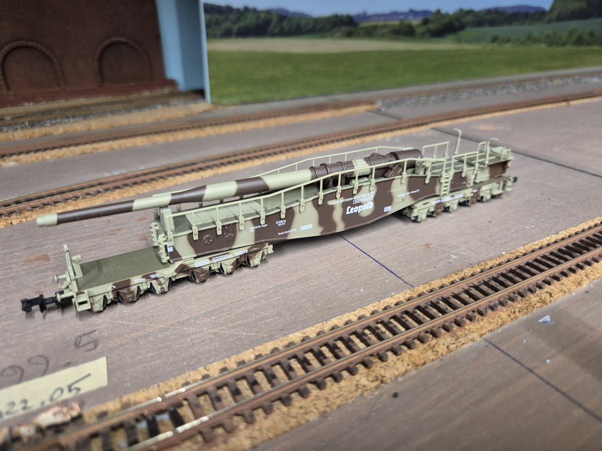 OlivierDelta's tweet photo. Voila une bonne journée de passé au club de train 😊. J'ai commencé a faire roulé le nouveau shinkansen E8 ! J'ai aussi fait roulé un JR800 tsubame 🤗. Un membre à apporter un canon Leopold de la deuxième guerre mondiale a l'échelle N 🙂.
#model_train #shinkansen https://t.co/fRguiPh6EB