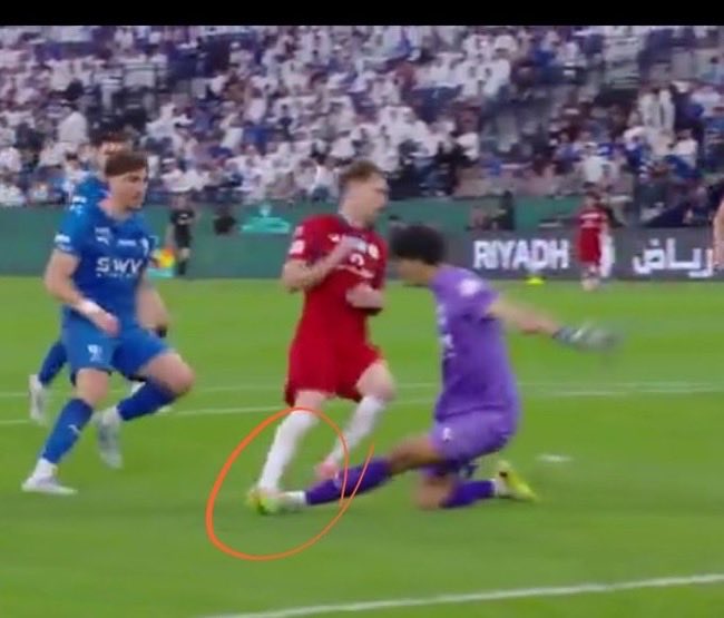 الواقع المضحك المبكي يا جماعة، 
ماهي مناكفات صدقوني.

• لكن اللي استفادوا اليوم من عدم احتساب ركلة جزاء ضمك.
• ومن عدم احتساب ركلتي جزاء نيوم اللي الكل اتفق عليهم، 
• ومن الهدف الغير شرعي ضد الرياض اللي الكل قال إنه ماهو صحيح، 
• ومن ركلة جزاء القادسية اللي الكل اتفق عليها،