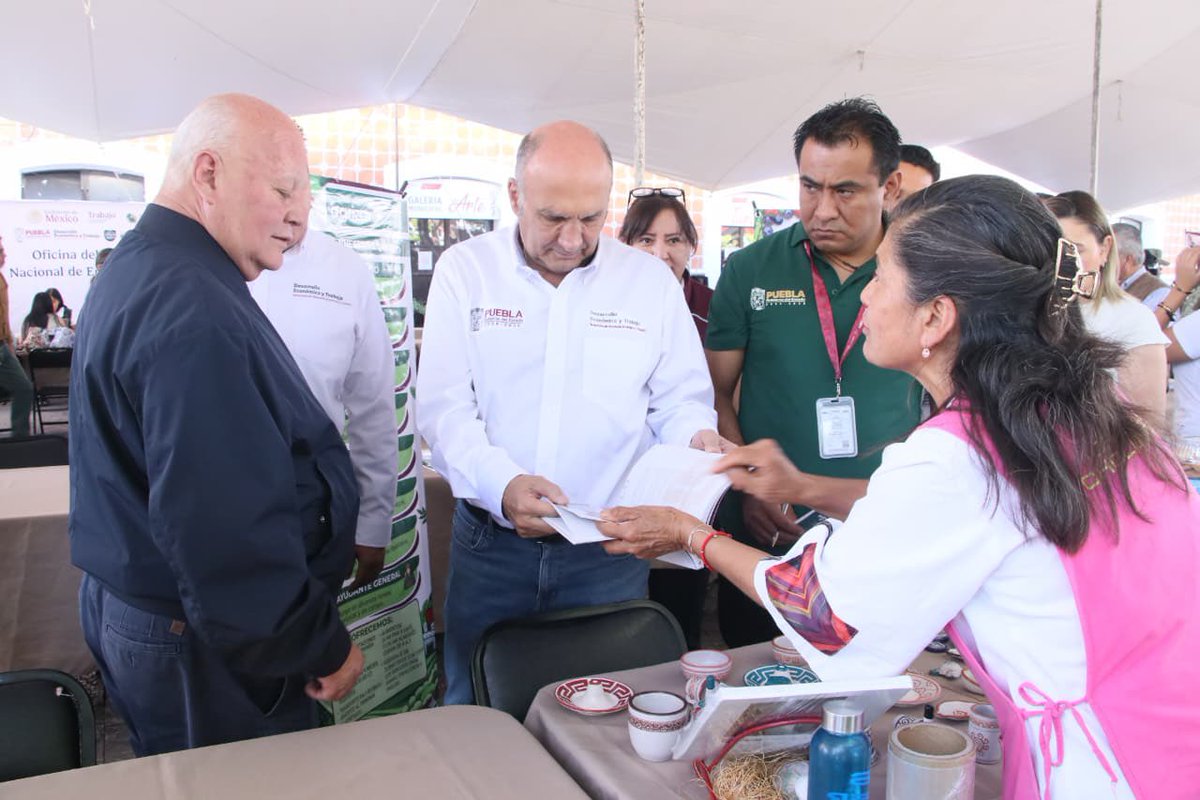 SedetraGobPue's tweet photo. En Puebla, las oportunidades se construyen con cercanía y resultados. 🤝 En Atlixco, acercamos servicios de empleo, capacitación y apoyos a emprendedoras y MIPYMES, con atención directa y accesible para todas y todos.

Bajo la instrucción del gobernador @armentapuebla_ y con el respaldo de @Gob_Puebla, llevamos soluciones reales a cada comunidad, con una visión que prioriza el bienestar y el desarrollo económico con justicia social.

Así impulsamos la economía local, fortalecemos a las familias y reafirmamos el orgullo de ser Puebla. Seguimos con compromiso #PorAmorAPuebla. ✨