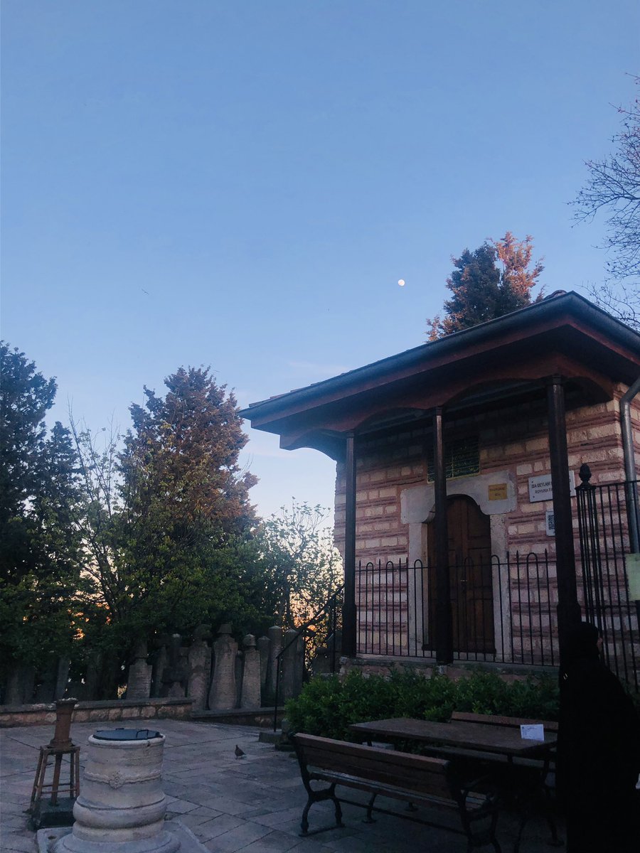 fatraca's tweet photo. buradaki huzur bambaşkaydı. kelimelerimle ifade edemeyeceğim bir hisle ayrıldım oradan. 
daha öncesinde o bahçede yemek yediğim, biraz tefekküre daldığım anılarım tekrar canlandı gözümde… 
bilmediğim daha nicelerine kavuşmak nasip olsun. 

📍İsâ Geylânî Hz. https://t.co/B0wfmeYNjc