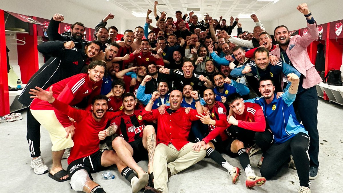 okankucukk's tweet photo. Biz bu futbolculardan nasıl ayrılacağız ya?
Uzun zamandır böyle aidiyetle oynayan bir takım izlememiştik.Sanki futbolcular tribünden seçilmiş gibi.
İşin garibi,insan skordan çok buna takılıyor.
Sezon biter,herkes yoluna gider belki ama..
Bunları unutmak zor olacak. @Eskisehirspor https://t.co/2dgQ2N1Br2