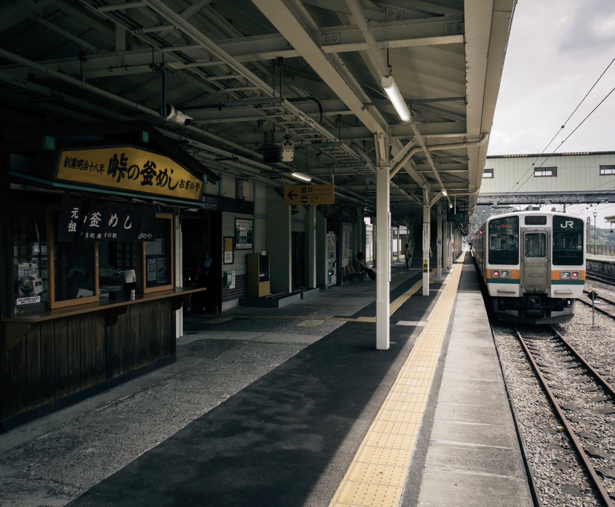OkkeyT's tweet photo. 水上駅訪問後は信越線の横川駅まで移動しました。ここに来たのは約30年ぶりです。終着駅になっているのに違和感を感じるものの、構内の駅弁屋さんを見て当時のことを思い出しました。2枚目は当時撮影した一コマです😊
#鉄道スナップ 
#横川駅 
#碓氷峠 
#マイクロフォーサーズ https://t.co/j7sxOM97mM
