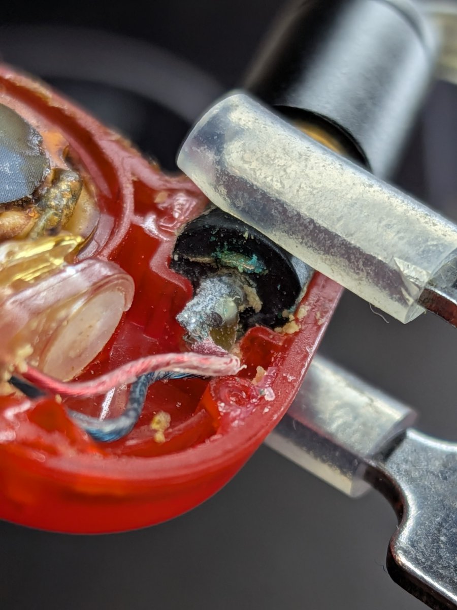 dorpomi_'s tweet photo. Opening it up was quite easy as the glue was rather weak, and I was presented with a lot of corrosion. But the core problem was that the black connector part had a bit of wiggle room and could rotate a few degrees back and forth, which caused stress on the center wire. https://t.co/sVBSuqYTtW