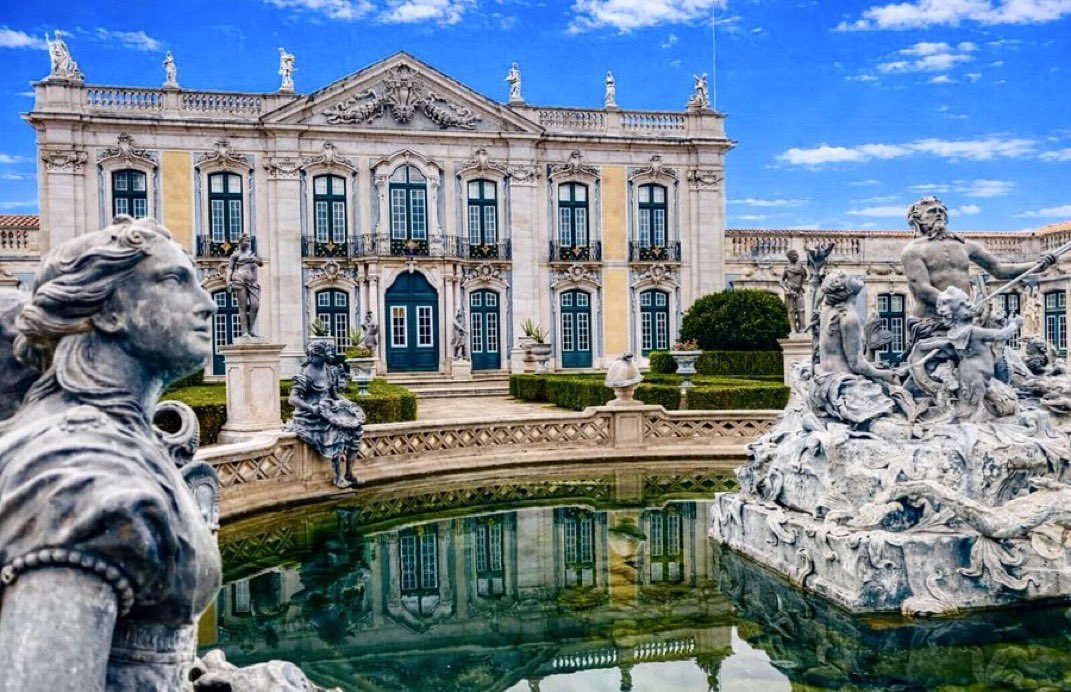 1981Chateaux's tweet image. 1️⃣ Dreaming of a royal escape? 
The pastel facades and shimmering fountains of Queluz National Palace are calling. 
A must-visit for any architecture lover. 
#TravelInspiration #ArchitectureLovers #Portugal #HistoricalSites