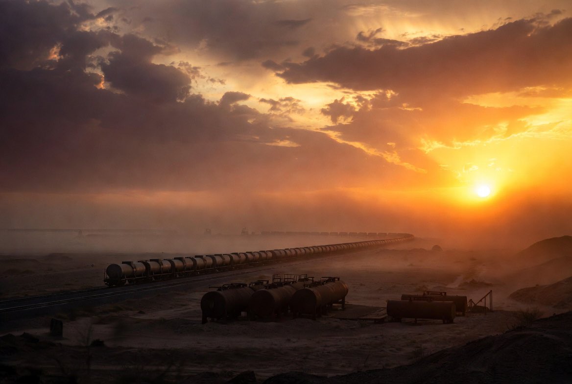 LexoBit's tweet photo. 🔴 Iran is turning to strange and expensive methods to avoid shutting oil wells.
Using abandoned storage tanks and shipping crude oil by rail to Chinese cities Yiwu and Xi’an.
These tactics are highly unreliable and very costly. https://t.co/mOxMrhEAHa