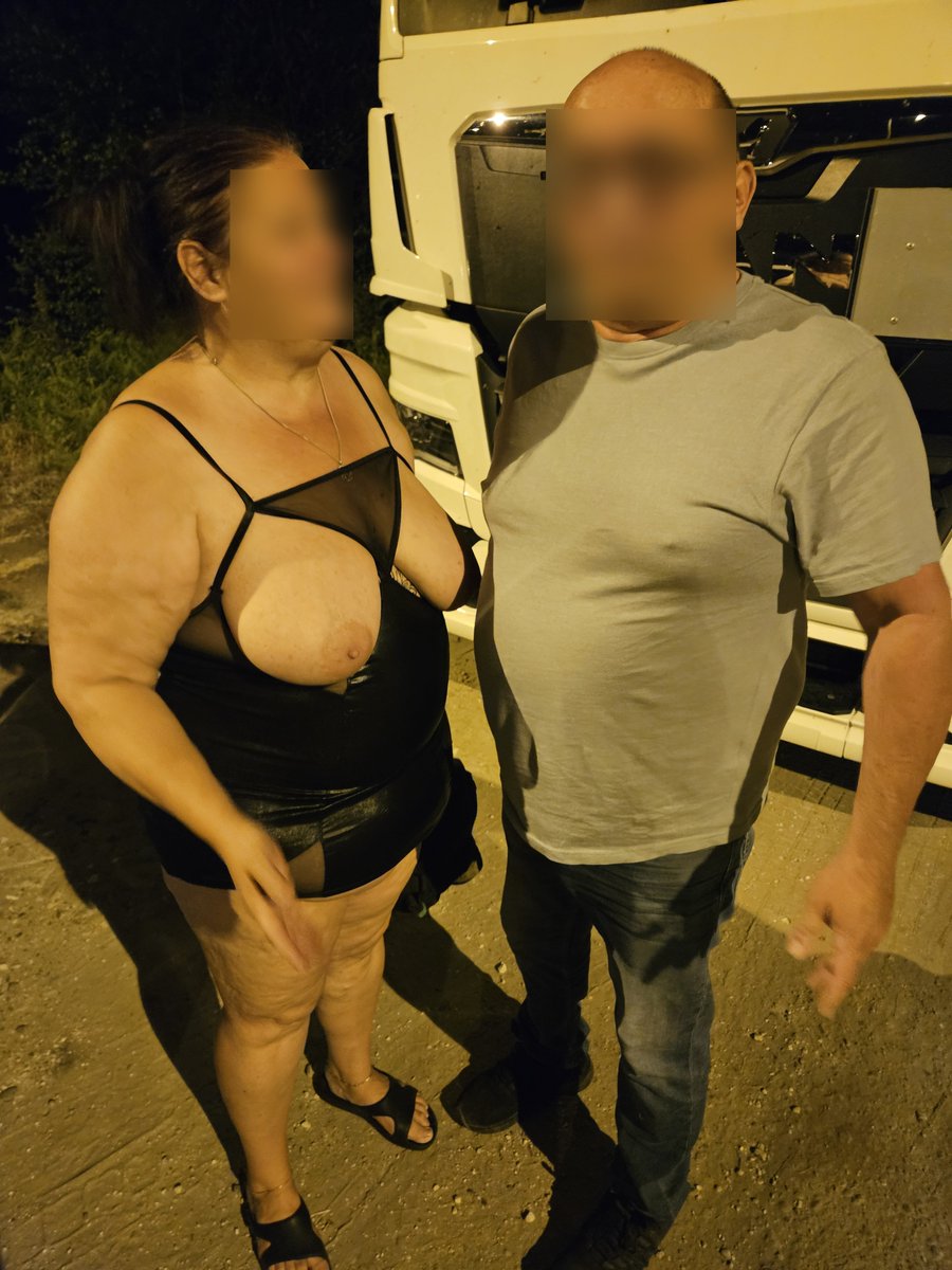 BBW33Love's tweet photo. Sur un parking de routiers, j'ai rencontré, devinez qui? Un routier.
La suite dans sa cabine à 50 RT
L'aventure du petit chaperon vous plait décidément. Voici les 4 suivantes. Les prochaines à 50 RT?
@nofacemodele
@lafrancecoquine
@JoliesFormes8
@OrgasmicGroup
@FrancaisesSexy https://t.co/YCSlTrofRt