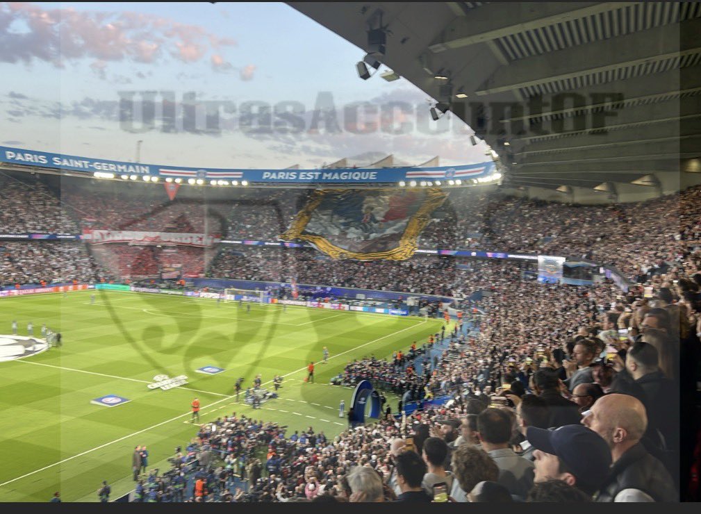 Tifo del local, del visitante y pyro. PSG-Bayern Múnich. #ultras #futbol