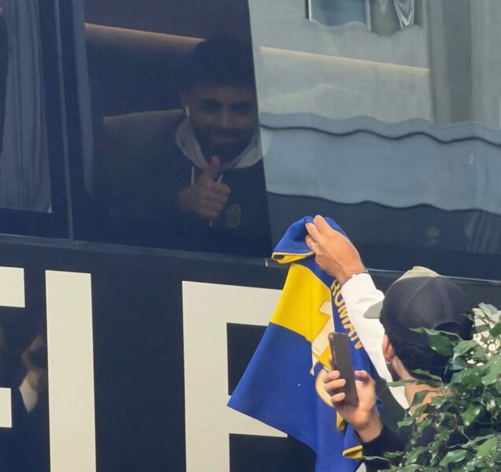 Le muestran la de Boca a Gabigol. Le gusta al tipo