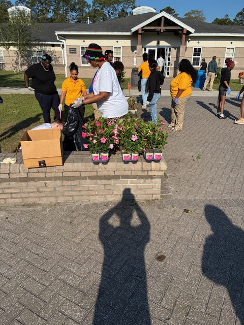 EckerdJobCorps's tweet image. Jacksonville Job Corps students and staff celebrated #EarthDay by planting flowers, cleaning the campus, and working together to care for their community and environment. 🌱

#JobCorpsWorks #JacksonvilleJobCorps
