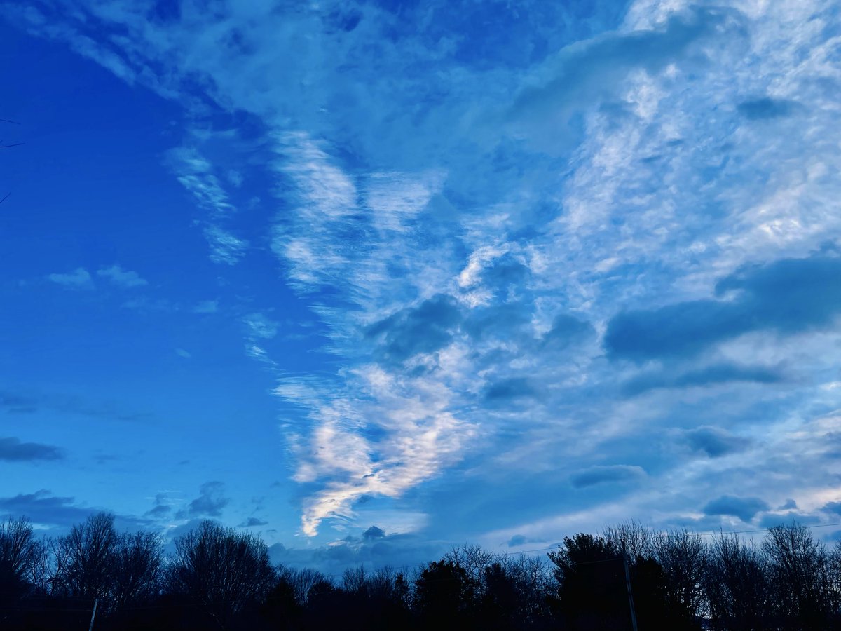 Artistunknown31's tweet image. The weather is finally starting to warm up it’s been unusually cold this year around where I live✨🎵🍀

#Photobyme #photography #sky #weather #clouds #photo #bluesky #spring #photographer