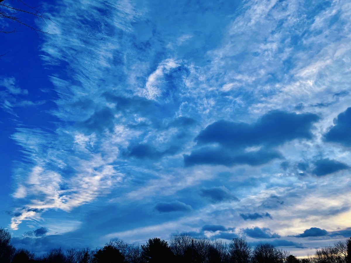Artistunknown31's tweet image. The weather is finally starting to warm up it’s been unusually cold this year around where I live✨🎵🍀

#Photobyme #photography #sky #weather #clouds #photo #bluesky #spring #photographer