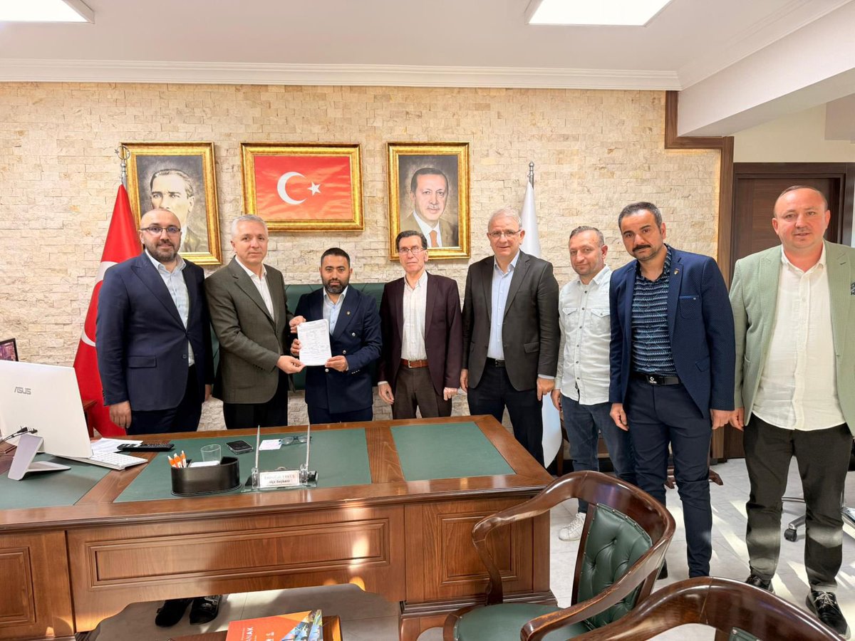Menderes Mahalle Başkanımız Abdullah Sarıduman ve kıymetli teşkilatı, bugün gönlünü davamıza vermiş yeni yol arkadaşlarımızı İlçe Başkanımıza takdim etti.

Her yeni üye, büyüyen bir inancın, güçlenen bir teşkilatın işaretidir. Birlik ve kararlılıkla yürüdüğümüz bu yolda emeği