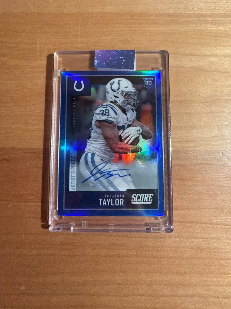 VictorCollects's tweet photo. Score gets hated on (and deservedly so in some cases), but the artist proof autos/prizm chromium inserts are very clean. 

Technically from Chronicles, arguably looks better than most of his rookie autos besides the auto being a sticker

@CardPurchaser https://t.co/hhcPSeuNpc