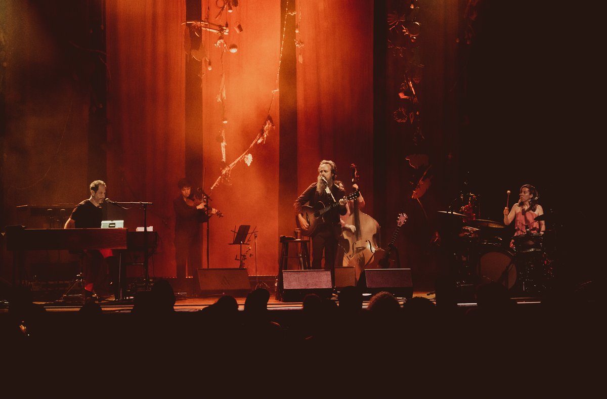 IronAndWine's tweet photo. A successful first night of Hen's Teeth tour with stage design by Abby Portner! Iron &amp; Wine play Columbia, MO tonight with support from @myimprvmntmvmnt. More shows coming up - get info + tickets at https://t.co/aaOxFsHnWU

📷 by @trellseye https://t.co/9dX3JOWCsw