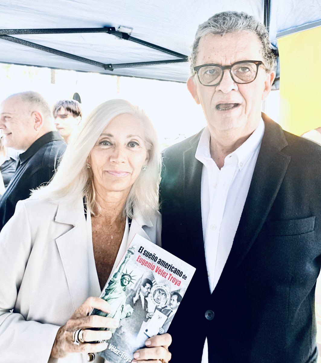 NinaTroya99181's tweet photo. https://t.co/OhcxtYMXxQ
Sant Jordi 2026 en Barcelona.
Firma de libros con autores de Esstudio Ediciones.
Un momento especial: dedicar El sueño americano de Eugenio Vélez Troya a Santiago Tarín. @detstoriesevt  @EsstudioEdicion https://t.co/1ydQ7ekRkr