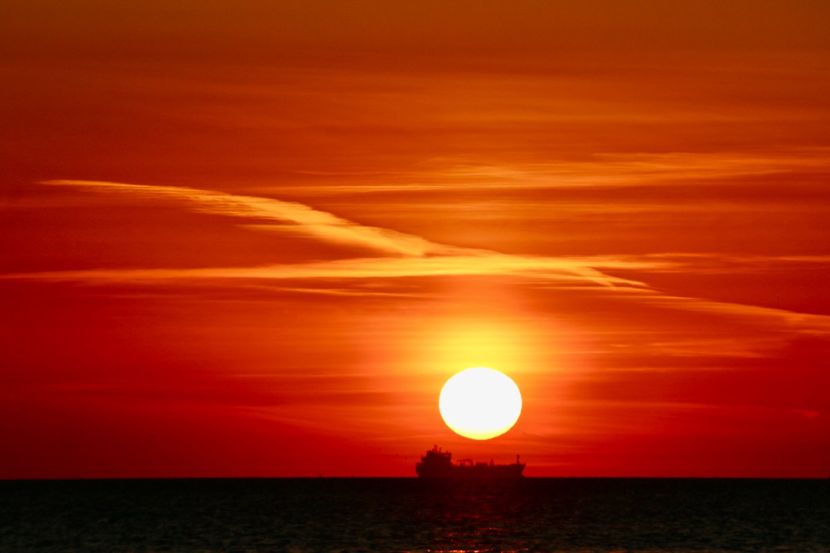 snapandgo222's tweet image. Cold but a beautiful sunset tonight, what will tomorrow bring, sun sea and some heat? Good night all. #sunsets #fishing #ships #seascapes #silhouettes @bbcweather @BBCWthrWatchers