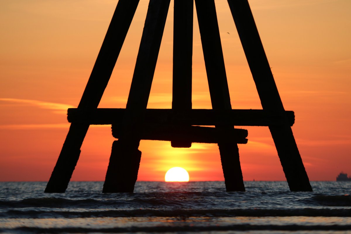 snapandgo222's tweet image. Cold but a beautiful sunset tonight, what will tomorrow bring, sun sea and some heat? Good night all. #sunsets #fishing #ships #seascapes #silhouettes @bbcweather @BBCWthrWatchers