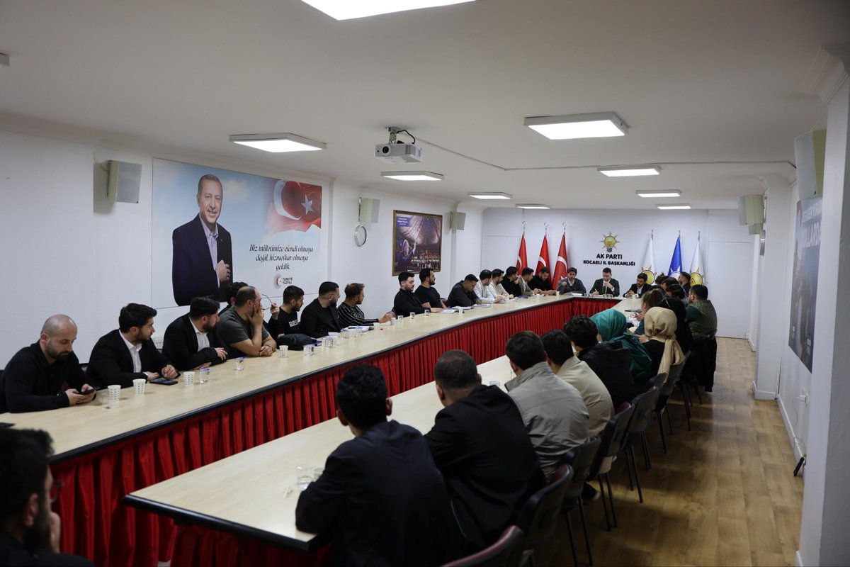 doganorak's tweet photo. 16 Mayıs’ta Büyük “Bir Gençlik Şöleni” ile; Turka Kocaeli Stadyumunda;

On binlerce genç kardeşimizle Sayın Cumhurbaşkanımız Recep Tayyip Erdoğan’ın teşrifleri, ”Sefo, Merve Özbey, DJ Burak Yeter, Uğur Işılak ve Ay Yola” gibi birbirinden kıymetli isimlerin buluşacağı tarihi günün gündemiyle yönetim kurulu toplantımızı gerçekleştirdik.

Heyecanımız yüksek, sabırsızlıkla bekliyoruz. 😎

#BirGençlikFestivali