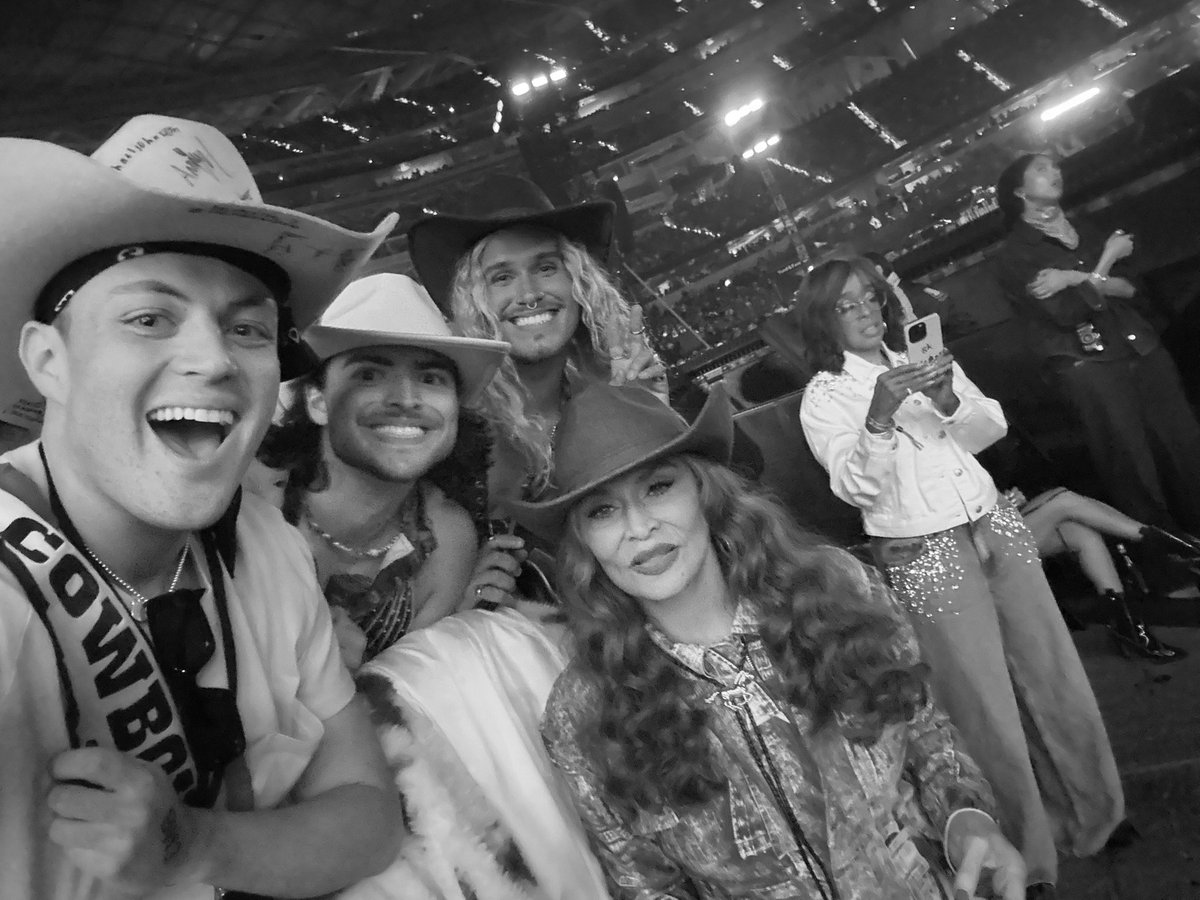 brodymn2's tweet photo. @leosAUIYM yes BUT we got to hang around Mama Tina all night 🥹 https://t.co/CiLND8pAPU