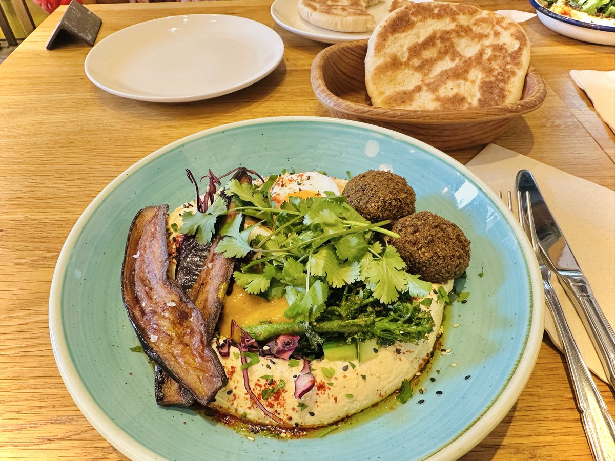 pyoko_kyoko's tweet image. Hummus plate🧆

#hummus 
#homemade 
#falafel
#perfectplate 
#vegetarian