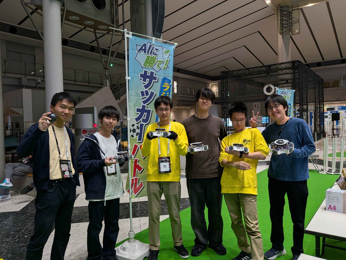 robot_expo's tweet photo. 本日はSusHi Tech Tokyo 2026の西ホール1階のど真ん中のアトリウムで沢山のサッカーロボットと共にお待ちしております🤖⚽️

ロボットの操縦体験をやっています🎮
自律型のロボットが守るゴールに得点できたら3Dプリントおもちゃを差し上げます！！

#学ロボEXPO https://t.co/tOELP2Ratr
