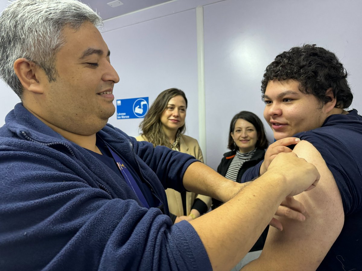 SaludChiloe's tweet photo. 💉En la Semana de la Vacunación, el Hospital de Castro reforzó el llamado a la comunidad a protegerse oportunamente frente a enfermedades respiratorias 😷 https://t.co/NMee7tduQJ
