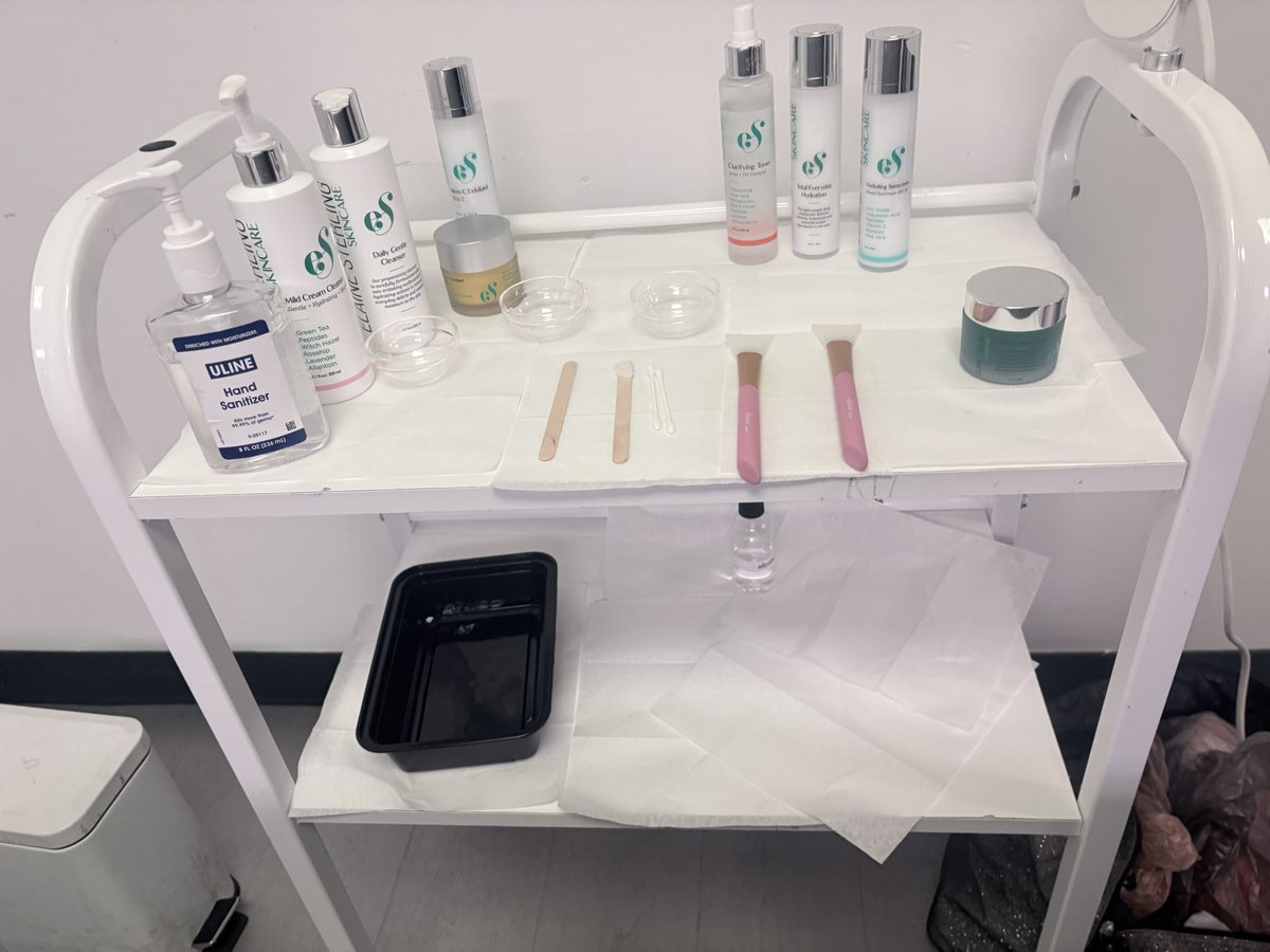__bombshelll__'s tweet image. esthetician school is so fun 📚 #esthetician