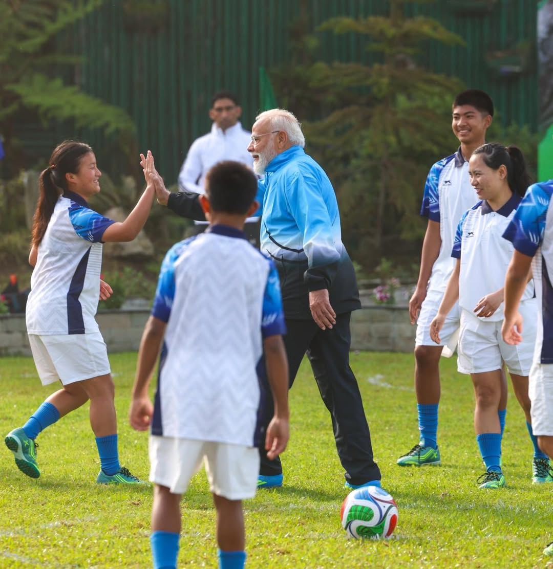 DrHasmukhBJP's tweet image. This is my PM! 💪 
Playing football with young friends in Sikkim Narendra Modi ji, you inspire 140 crore Indians every single day.  

#FitIndia #ModiWithYouth #newindia #narendramodi #BJP4Gujarat