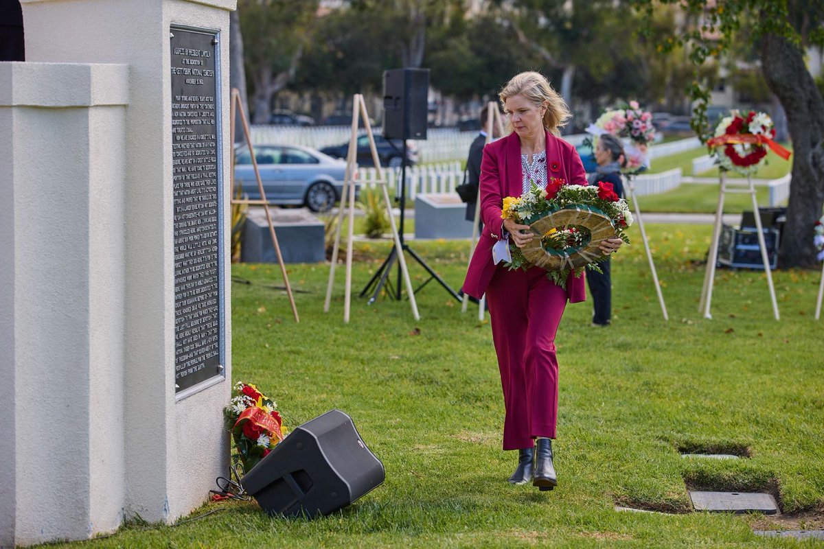 AusConsulateLA's tweet photo. On Sunday, we came together at the Los Angeles National Cemetery to honour the sacrifice and legacy of Australians and New Zealanders who have served, and continue to serve.
 
Lest we forget. https://t.co/q5NI9V0ECt