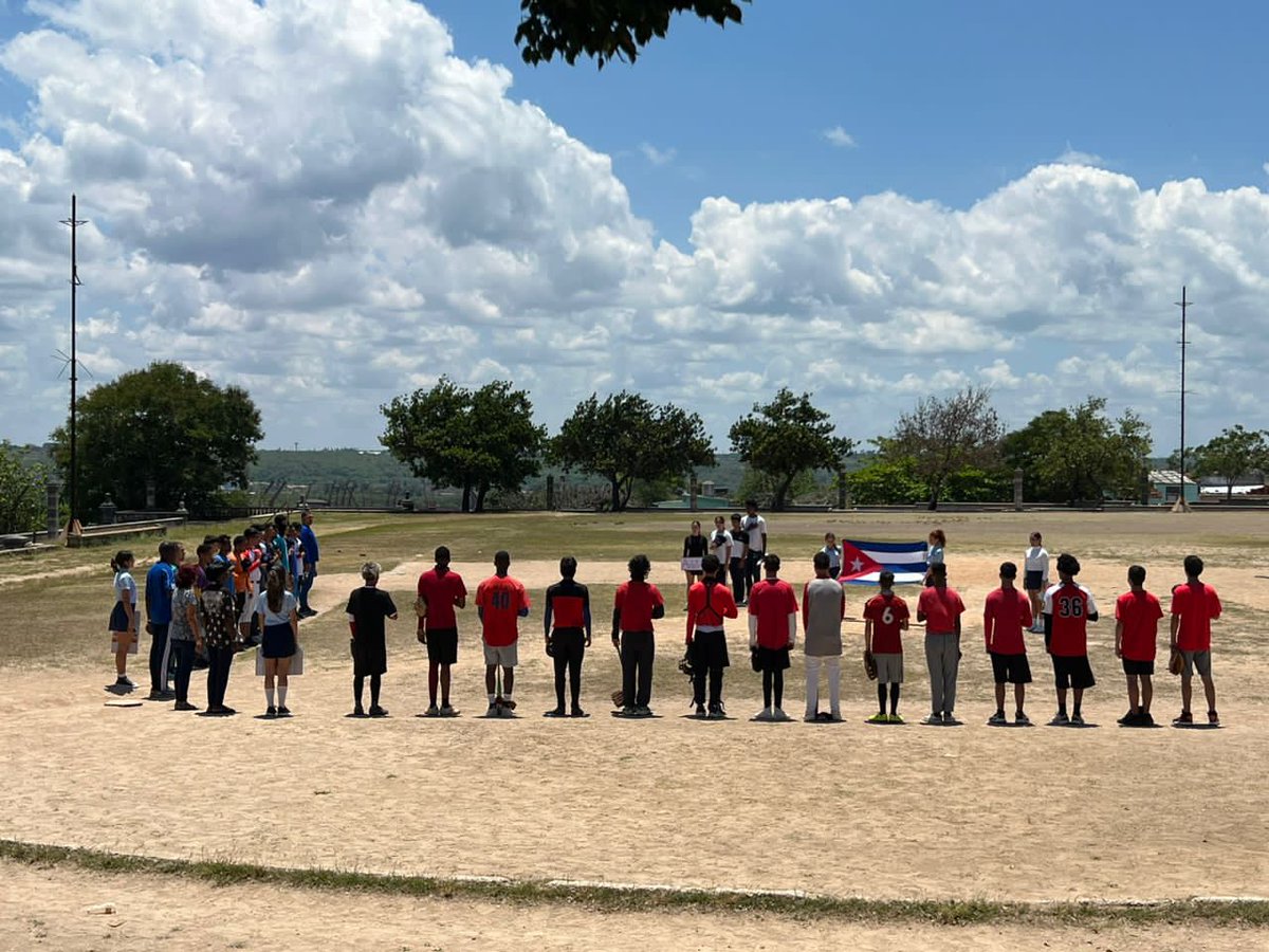 ipvcecarlosmarx's tweet photo. ⚾ Tradición que une generaciones en el #IPVCECarlosMarx. Profesores y estudiantes de 12º grado jugaron béisbol en el parque René Fraga como parte de la Graduación #49 "Generación Centenario de Fidel". Sana rivalidad, respeto y pasión. ¡Somos una familia! 👏🎓
#ipvcecm #CubaMined https://t.co/E5bYYf0iqJ