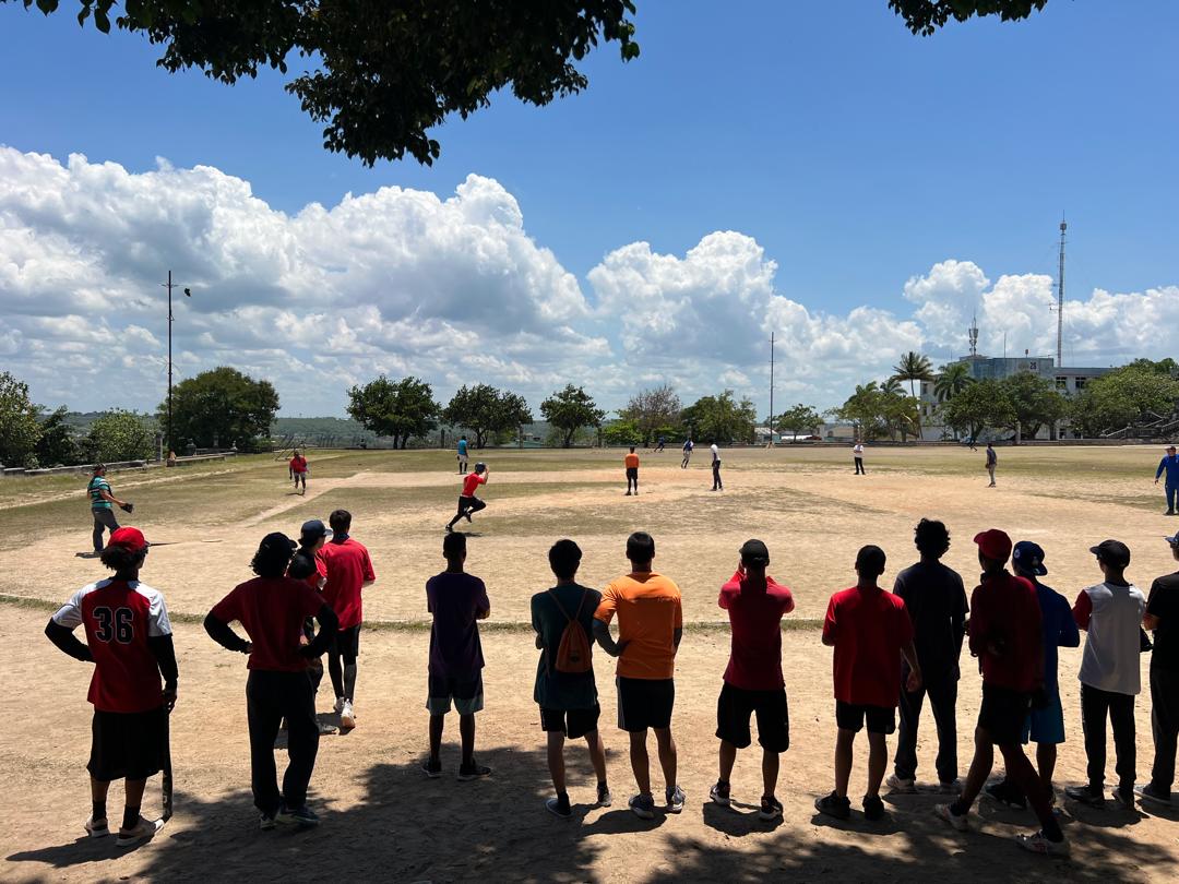 ipvcecarlosmarx's tweet photo. ⚾ Tradición que une generaciones en el #IPVCECarlosMarx. Profesores y estudiantes de 12º grado jugaron béisbol en el parque René Fraga como parte de la Graduación #49 "Generación Centenario de Fidel". Sana rivalidad, respeto y pasión. ¡Somos una familia! 👏🎓
#ipvcecm #CubaMined https://t.co/E5bYYf0iqJ