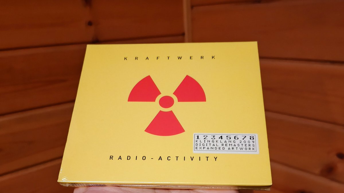 tomo69rock's tweet photo. Morning☕🥪セットと先日発注していた💿️を受け取る🤘クラフトワーク来日公演🤖今週かぁ…
#kraftwerk #サタレジェ #acbfm #radioactivity https://t.co/2GRM4PXBqf
