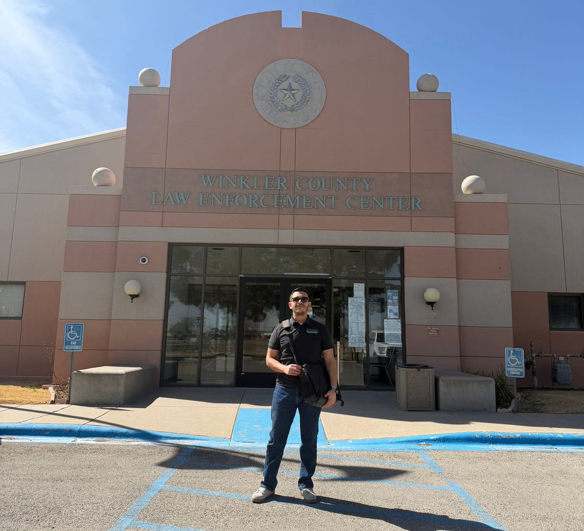 📍El Cónsul Titular y personal de #ProtecciónConsularMX realizaron visitas consulares a personas mexicanas detenidas en la prisiones de condado de Ector, Midland y Winkler.
📞 Si tienes un familiar en una situación similar, comunícate al: 432 238 7933 o al #CIAM: 520 623 7874