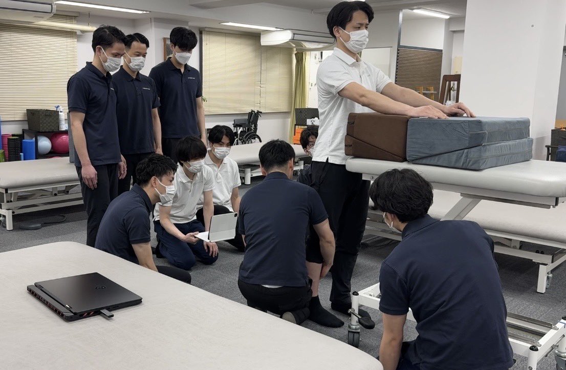 thinkable77's tweet photo. 昨日は月1回の僕担当、朝練を実施しました。
今回の実技は「側屈」の再定義です。
屈曲・伸展・回旋は臨床でも介入のアイディアが豊富で、狙いどころも比較的イメージしやすい。一方で側屈は、「体幹を横に倒す」「重心を左右に移す」といった形だけを真似ても、動きの質が上がらなかったり、立位や歩行につながらなかったりして、盲点になりやすい要素です。
ポイントは、身体の「正中線」をどう再構築するかです。ここでいう側屈は、それ自体が空間認知を“作る”というより、側屈を用いた介入を通して、正中線の再定位や左右の荷重配分の再学習を助ける、という役割として整理しました。プッシャーやSPV/SVVのズレ、そしてパーキンソン病のピサ症候群のように「身体が側方へずれていく」現象も、まずはこの正中線と荷重の作り方から見直す必要があります。
もう一つ大事なのが、「身体図式」と「運動表象」の視点です。視空間テスト（例：コース立方体組み合わせテスト）で大きな問題が出なくても、側方移動や「一歩横に出す」といった運動になると急に破綻することがあります。これは、視空間情報を手がかりに「その場で身体をどう組み立てて動かすか」という運動再現の精度が落ちている可能性がある、ということです。ピサ症候群やすくみ足が強い方では、こうした側方への運動再現が不安定になりやすい“可能性があり”、側屈の介入が難しく感じられる一因になります。
だからこそ今回の実技では、側屈を「正中線」「空間認知」「荷重配分」をセットで再構築する課題として扱い、立位から歩行につながる形まで落とし込みました。
